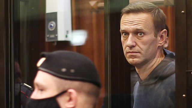 Стало известно о смерти судьи, заменившей Навальному условный срок на реальный