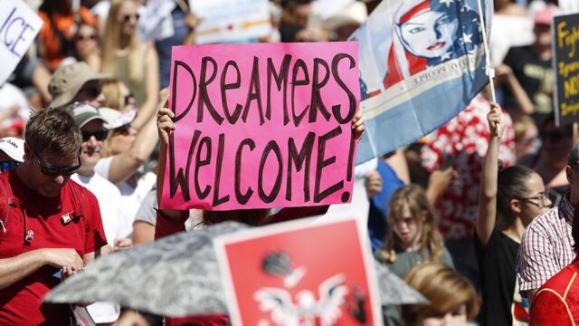 В разных городах США прошли многотысячные акции против миграционной реформы Трампа