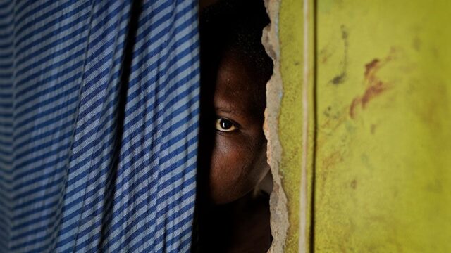 Президент Индии подписал закон о смертной казни за изнасилование детей младше 12 лет