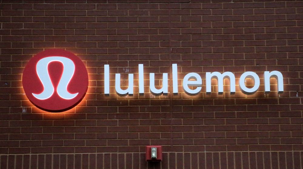 Компания Lululemon извинилась за сотрудника, который рекламировал «расистские» футболки
