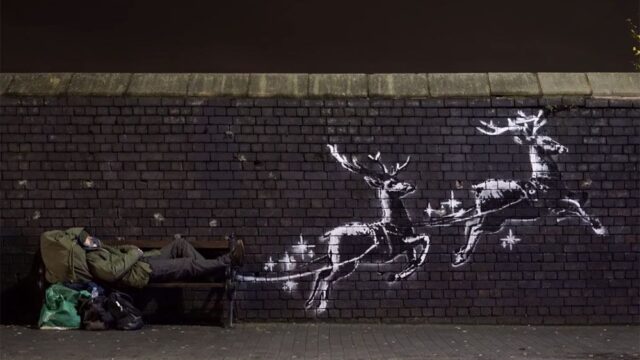 Бэнкси представил новое граффити. На нем олени увозят «бездомного» Санту