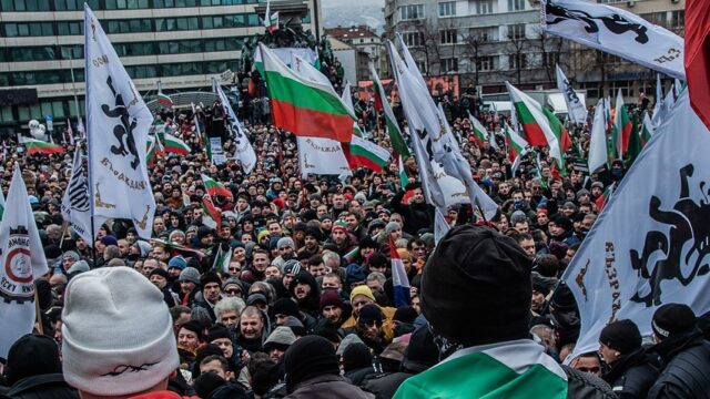 В Болгарии начались митинги против паспортов здоровья. Протестующие штурмовали парламент