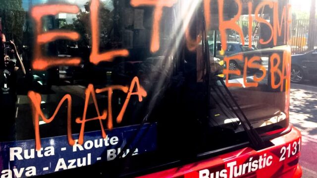 В Барселоне противники массового туризма в Каталонии напали на туристический автобус