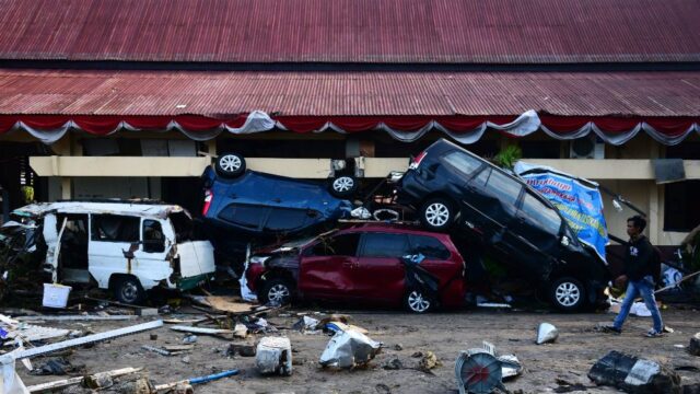 Количество погибших при землетрясении и цунами в Индонезии превысило 830 человек