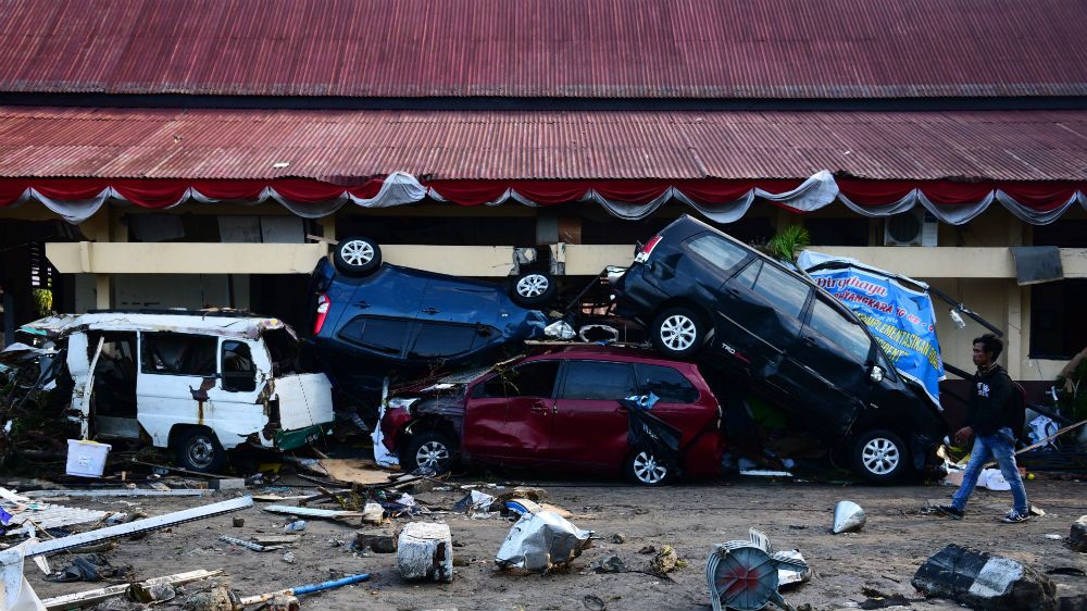 Количество погибших при землетрясении и цунами в Индонезии превысило 830 человек