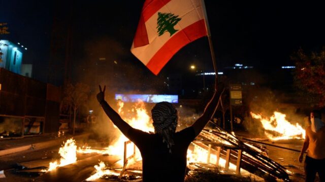 В Ливане отменили налог на WhatsApp, который вызвал массовые протесты