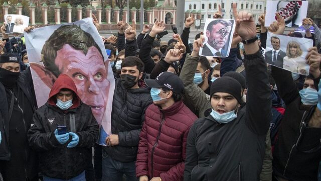 У посольства Франции в Москве задержали протестующих против карикатур на пророка