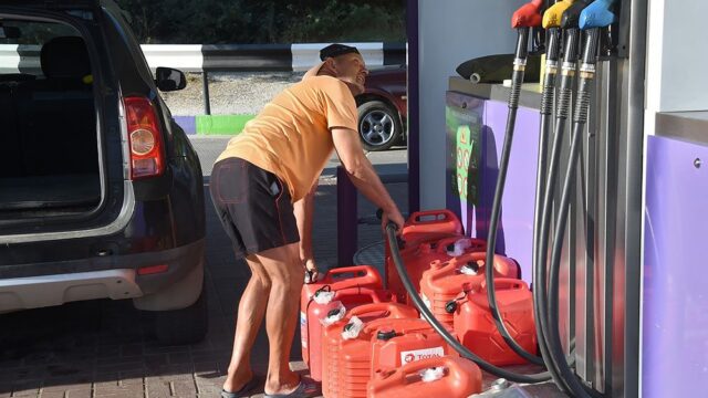 РБК: нефтяники попросили правительство увеличить стоимость бензина на 5 рублей за литр