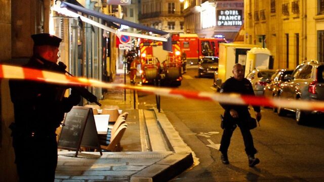 Два человека погибли при нападении на прохожих в центре Парижа