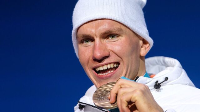 Российские лыжники Александр Большунов и Денис Спицов выиграли серебро в командном спринте