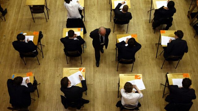 В Великобритании за последние годы тысячи учителей помогали списывать на экзаменах