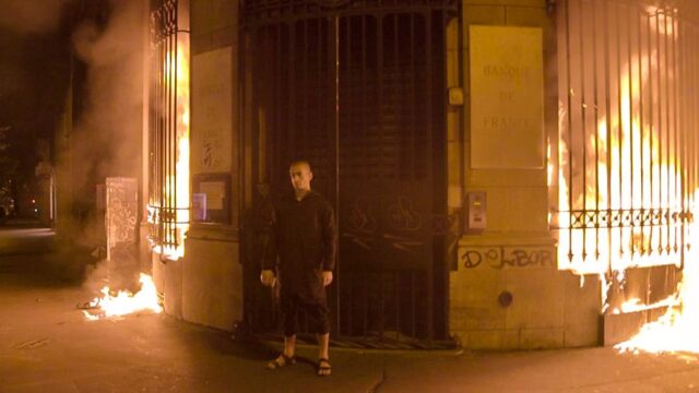 Российский акционист Петр Павленский поджег Банк Франции в Париже