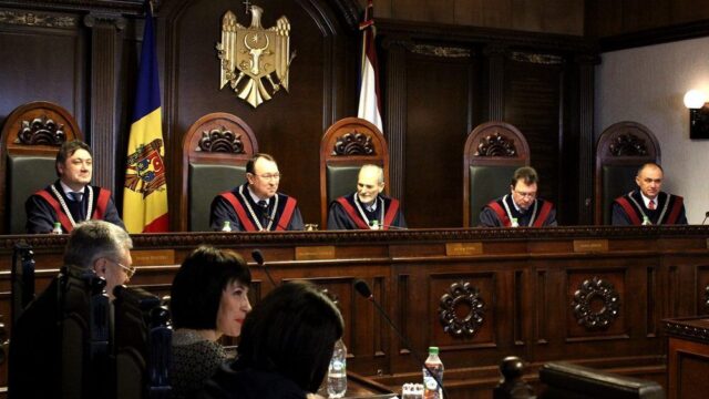 Конституционный суд Молдовы в полном составе подал в отставку
