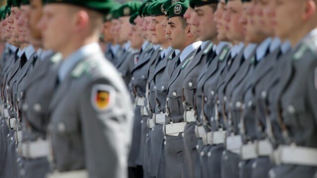 Правительство ФРГ одобрило законопроект о компенсациях гомосексуалам, которых уволили из армии