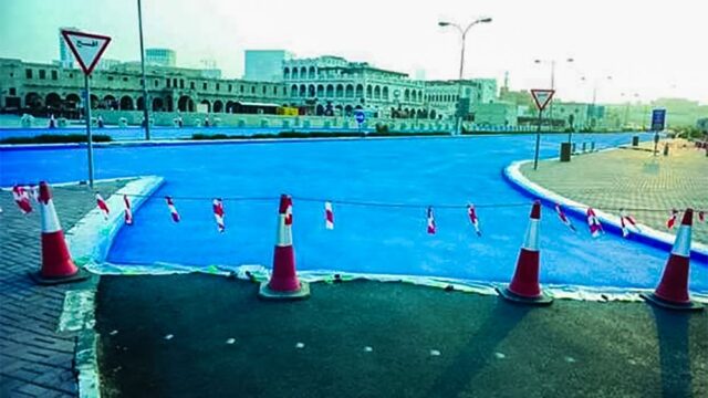 В столице Катара покрасили дорогу в голубой цвет, чтобы охладить воздух