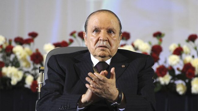 Президент Алжира отказался идти на пятый срок после многодневных протестов