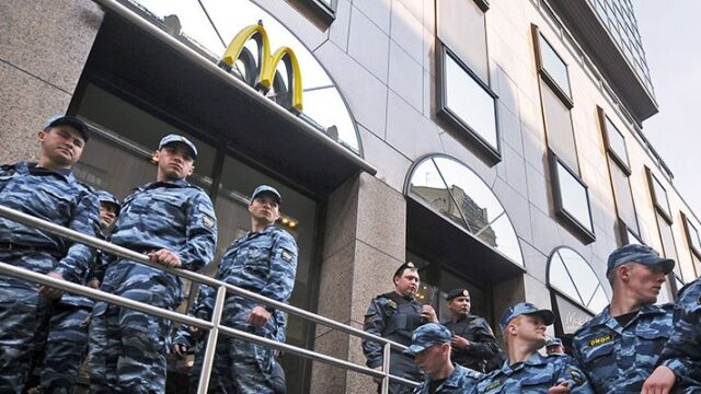 Российским полицейским запретили ходить в «Макдоналдс» и улыбаться