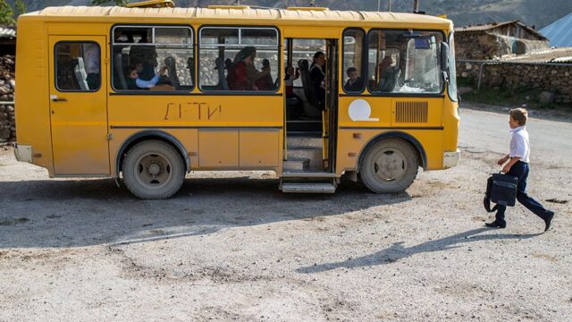 На школьные автобусы в России поставят мигалки