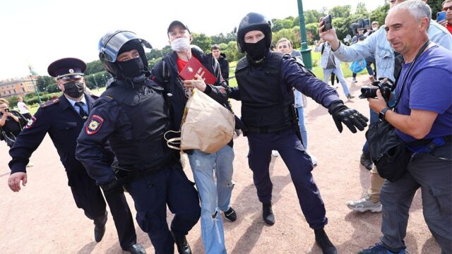 В Москве и Петербурге задержали участников акций в поддержку хабаровчан