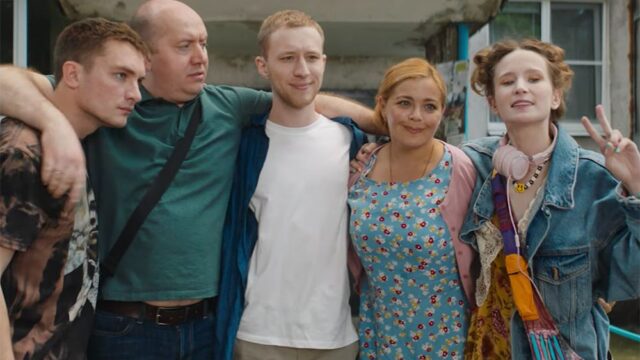 Сергей Бурунов и Монеточка едут на Грушинский фестиваль в трейлере комедии «Родные»