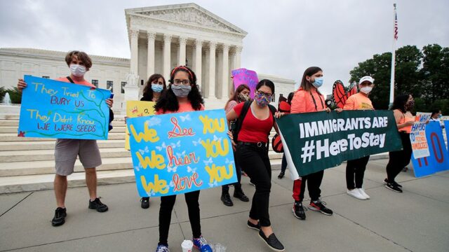 Верховный суд США отказался отменить программу защиты молодых мигрантов