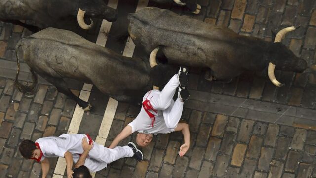 В Испании проходят традиционные забеги наперегонки с быками. Уже есть пострадавшие