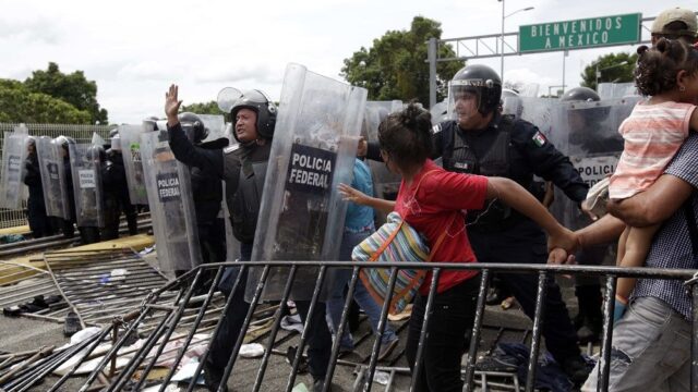 «Караван мигрантов» прорвал заграждение на границе Гватемалы и Мексики