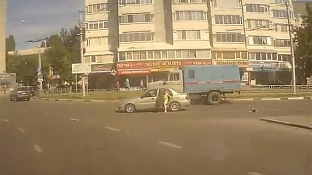 В Липецке полиция проверит видео, как из машины на ходу падает ребенок