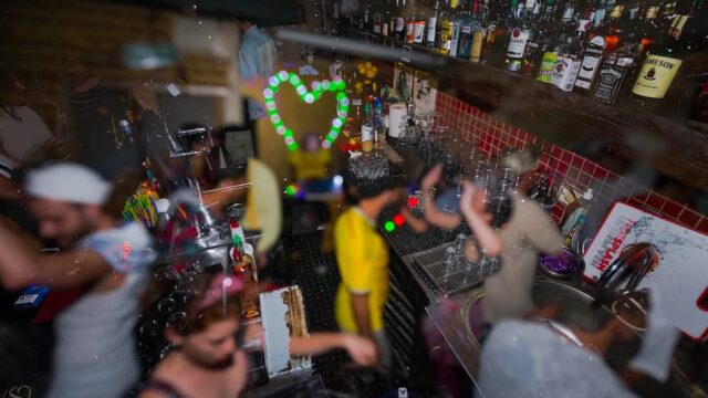 В Израиле бар предложил скидку для женщин, у которых месячные