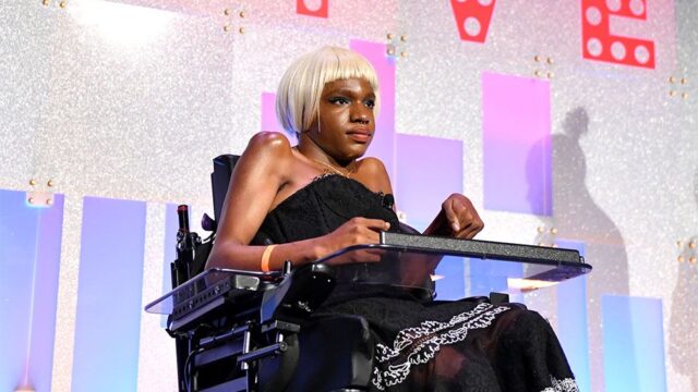 «Без интернета я не стала бы звездой»: как темнокожая модель-трансгендер с церебральным параличом попала на обложку нью-йоркского журнала