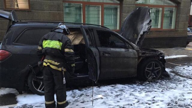 В Москве сожгли две машины у офиса адвоката, который представляет интересы режиссера Учителя
