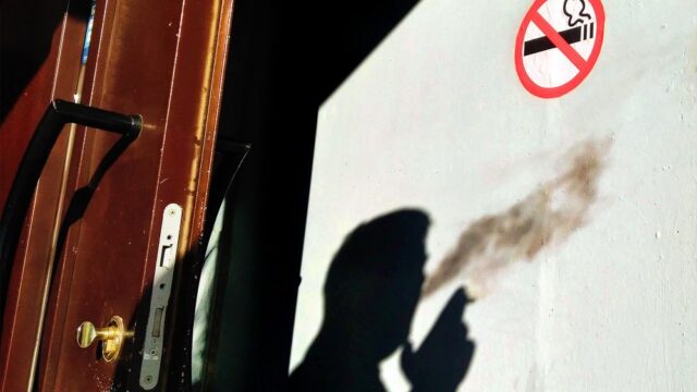 МЧС запретило курить на балконах. Объясняем, что это значит
