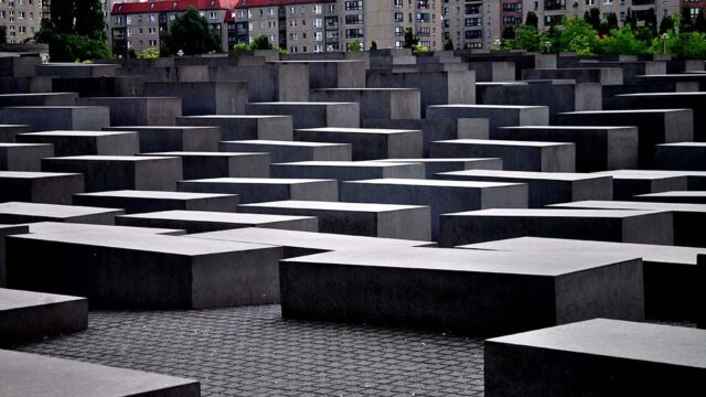 В Берлине замглавы АдГ выгнали с акции памяти убитых евреев