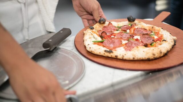Искусство приготовления неаполитанской пиццы внесли в список культурного наследия ЮНЕСКО