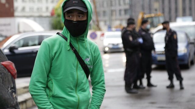 «Верните прежние условия»: в Москве прошла забастовка курьеров Delivery Club