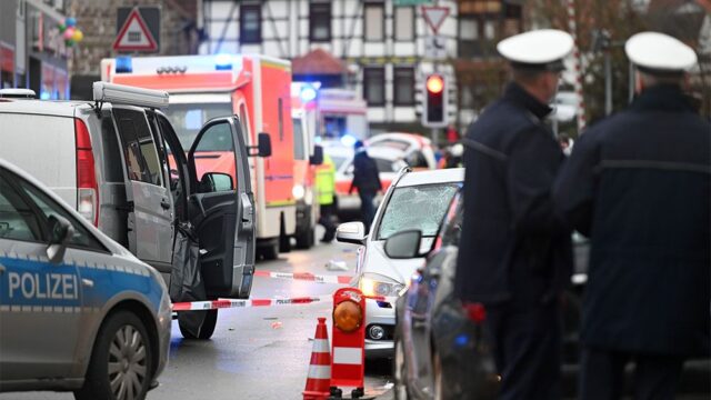 В немецком городе Фолькмарзен машина въехала в толпу, есть пострадавшие