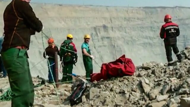 В Якутии на затопленной шахте нашли троих горняков. Их завалило на глубине 310 метров