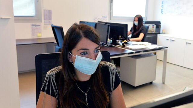 Во Франции с 1 сентября обяжут носить маски на работе