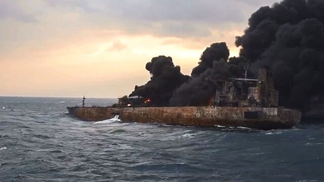 У побережья Китая затонул иранский танкер, который горел целую неделю