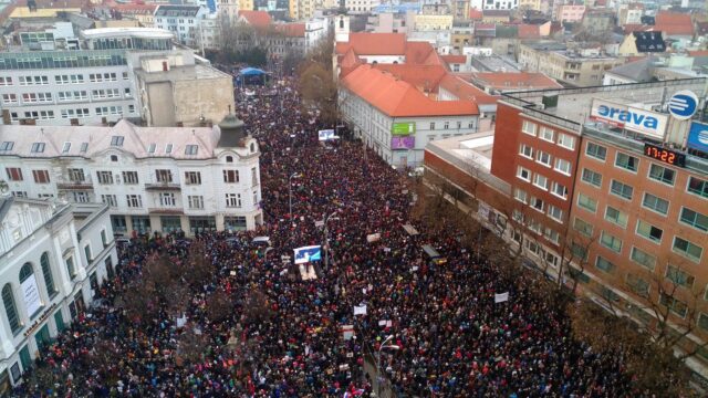В Словакии прошли массовые протесты с требованием досрочных выборов