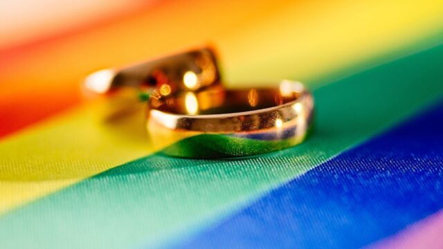 Жители Швейцарии проголосовали за легализацию однополых браков
