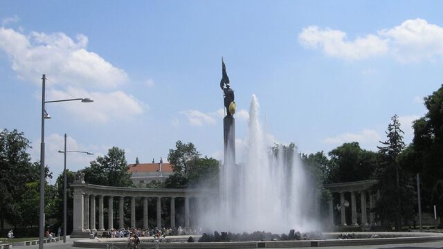 В Вене облили черной краской памятник советским воинам