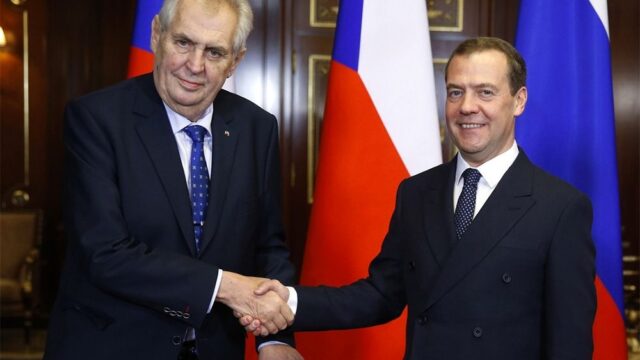 Медведев объяснился перед президентом Чехии из-за статьи «Звезды» о «пражской весне»