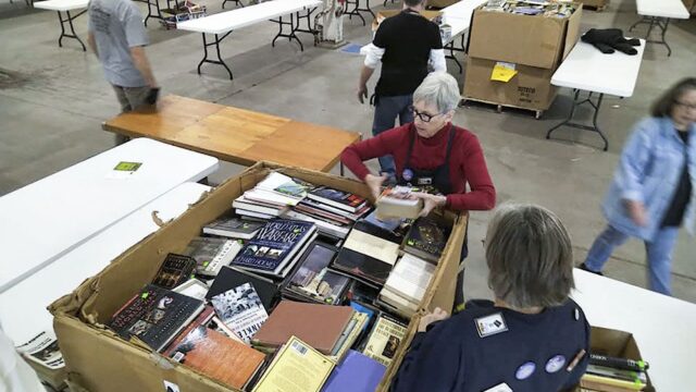 В Аризоне волонтер нашла $4 тысячи в книге для распродажи и вернула их владельцу