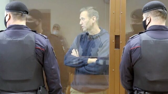 «Они понимали, что его посадят». Зачем Навальный вернулся в Россию и что произошло после этого?