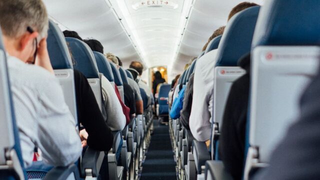 Авиакомпания «Россия» засудит пассажира, который решил проветрить салон