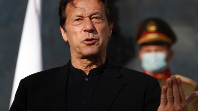 Премьер Пакистана заявил, что жертвы изнасилования носят «мало одежды». Правозащитники возмутились
