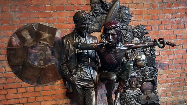 В Англии открыли памятник Дэвиду Боуи