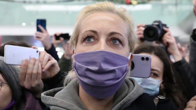 «Я тоже не боюсь»: Юлия Навальная — о задержании мужа