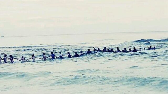 На пляже во Флориде 70 человек выстроились в цепочку, чтобы спасти тонущую семью